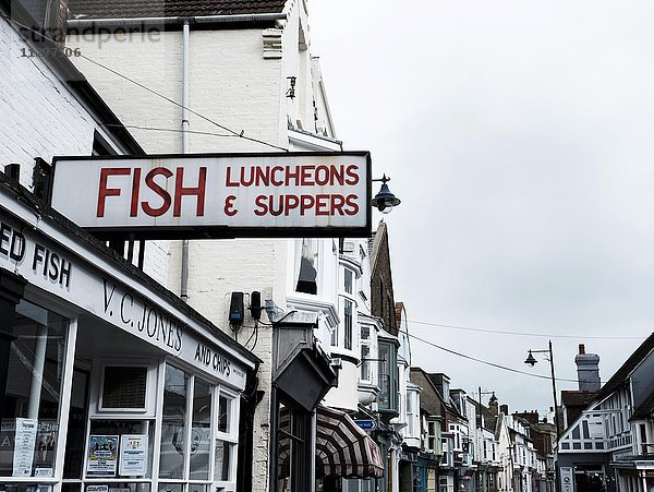 Schild für Fischrestaurant  Whitstable  Kent  England  Großbritannien  Europa