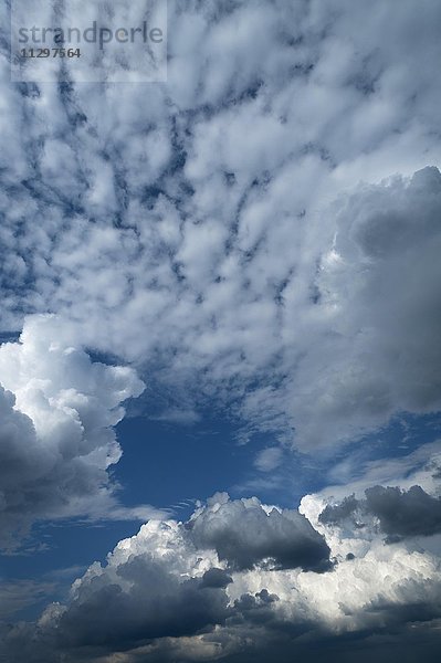 Verschiedene Wolkenformationen  Bayern  Deutschland  Europa