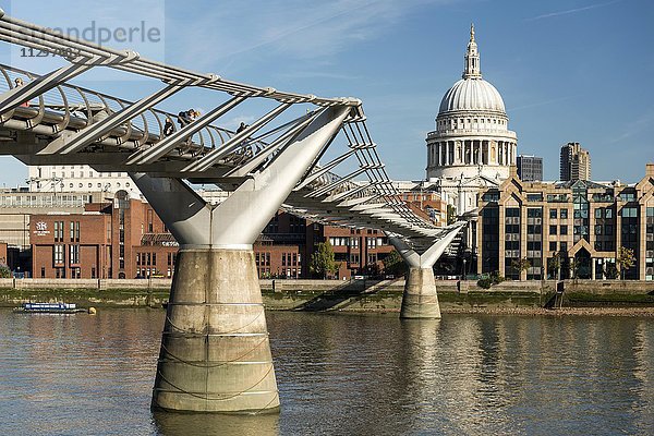 Millennium Bridge und St Paul's Cathedral  London  England  Großbritannien  Europa