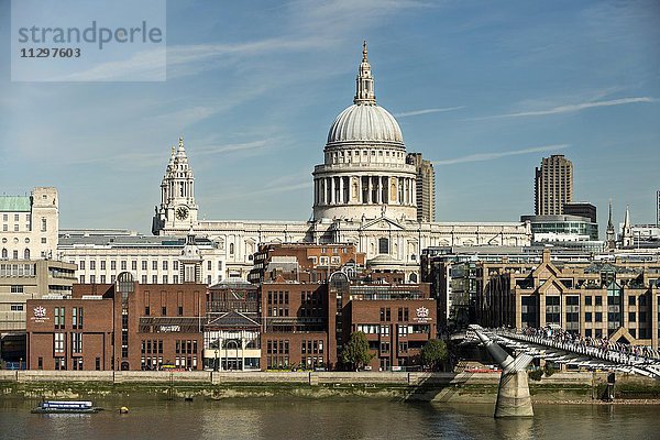 St Paul's Cathedral und Millennium Bridge  London  England  Großbritannien  Europa