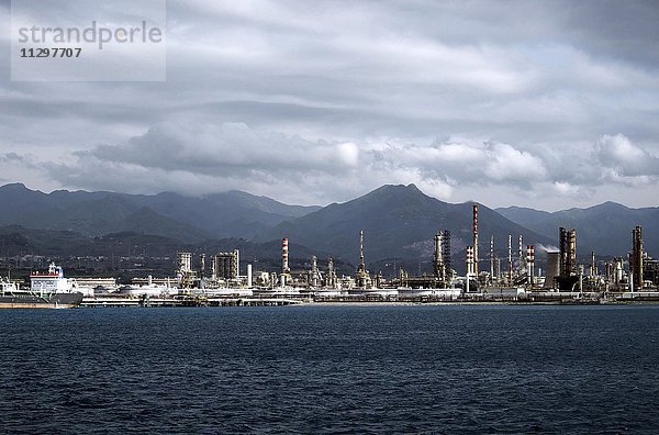 Industrie am Hafen  Milazzo  Sizilien  Italien  Europa