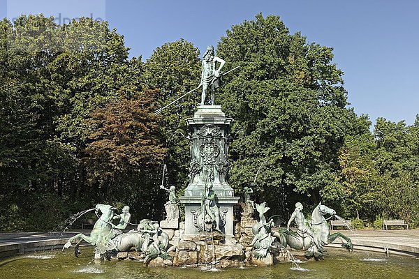 Neptunbrunnen im Nürnberger Stadtpark  Nürnberg  Mittelfanken  Franken  Bayern  Deutschland  Europa