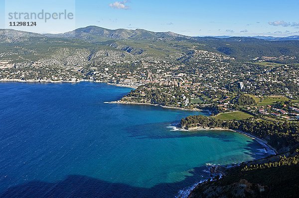 Ausblick auf das Meer und Cassis von den Soubeyranes Klippen  Calanques Nationalpark  Département Bouches-du-Rhône  Region Provence-Alpes-Côte d?Azur  Frankreich  Europa