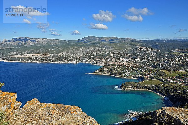 Ausblick auf das Meer und Cassis von den Soubeyranes Klippen  Calanques Nationalpark  Département Bouches-du-Rhône  Region Provence-Alpes-Côte d?Azur  Frankreich  Europa