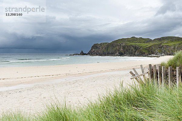 Sandstrand mit dunklen Wolken über der Küste  Dail Mòr Beach  Dalmore  Carloway  Isle of Lewis  Äußere Hebriden  Schottland  Großbritannien  Europa