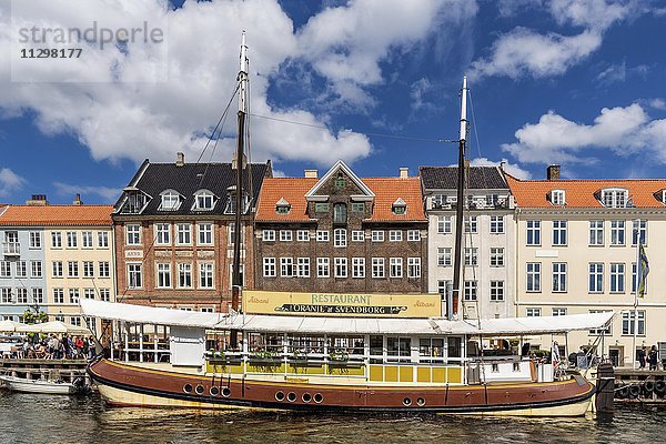 Restaurant auf einem Schiff  Kanal Nyhavn  Kopenhagen  Dänemark  Europa