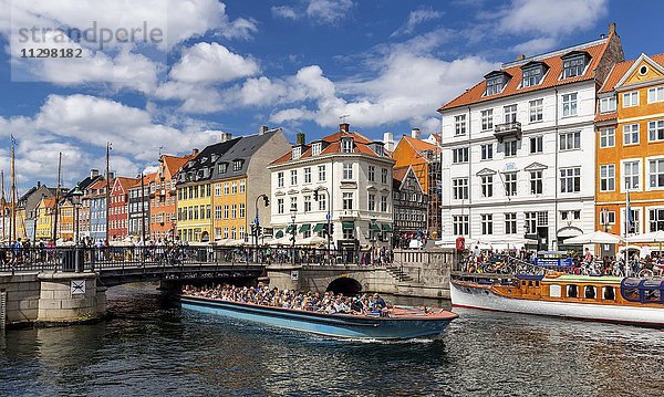 Ausflugsboot  Kanal Nyhavn  Kopenhagen  Dänemark  Europa