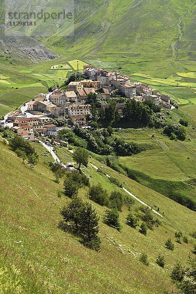 Bergdorf  Nationalpark  Sibillinische Berge  Piano Grande Plateau  Castelluccio  Umbrien  Italien  Europa