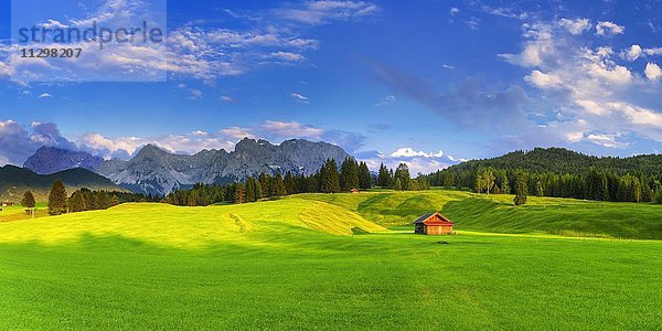 Grüne Wiesen mit Hütte vor Karwendelgebirge  bei Garmisch-Partenkirchen  Bayern  Oberbayern  Deutschland  Europa