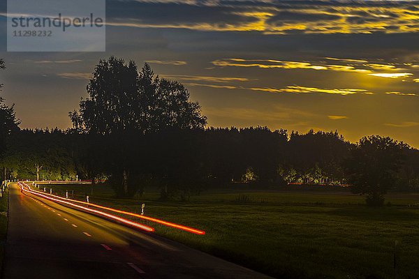 Leuchtspur eines Autos bei Nacht  kurvige Straße  Allgäu  Bayern  Deutschland  Europa
