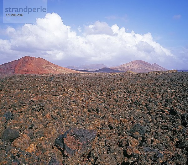 Vulkanlandschaft  hinten Montanas del Fuego  Feuerberge  Nationalpark Timanfaya  Lanzarote  Kanarische Inseln  Spanien  Europa