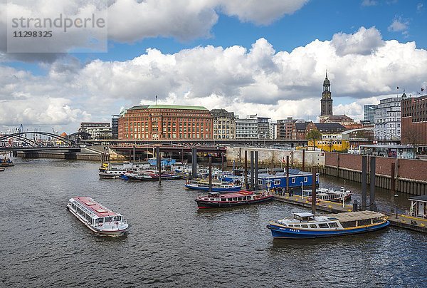 Binnenhafen mit Booten  hinten Michaeliskirche  Hamburg  Deutschland  Europa