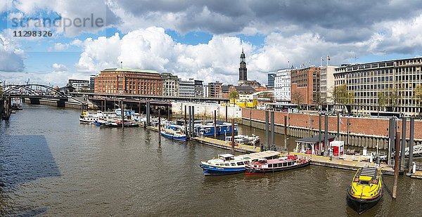 Binnenhafen mit Booten  hinten Michaeliskirche  Hamburg  Deutschland  Europa