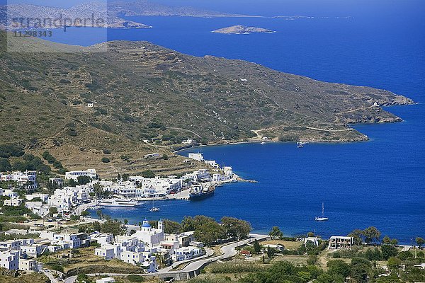 Katapola Hafen  erhöhte Ansicht  Katapola  Amorgos  Kykladen  Griechenland  Europa