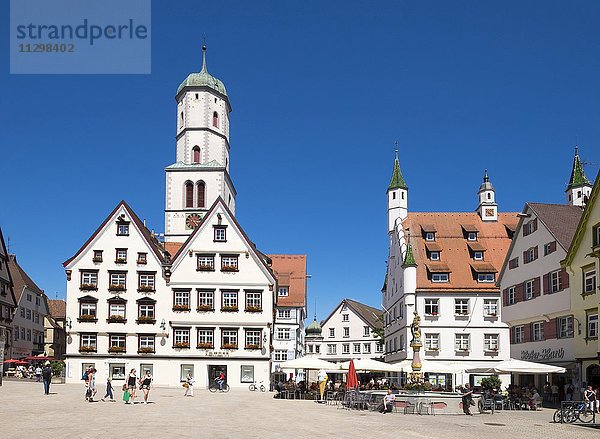 Marktplatz mit Pfarrkirche und Neues Rathaus  Biberach an der Riß  Oberschwaben  Schwaben  Baden-Württemberg  Deutschland  Europa