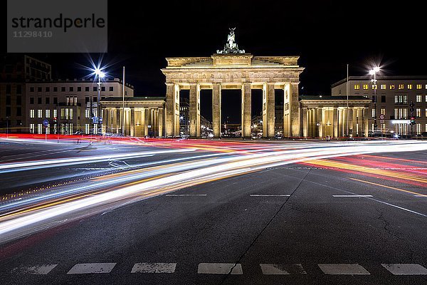 Brandenburger Tor mit Lichtspuren  bei Nacht  Berlin  Deutschland  Europa