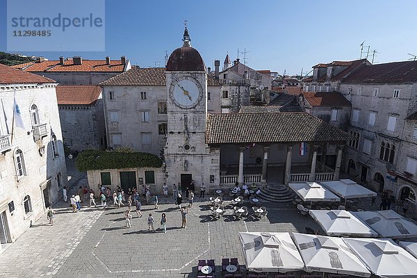 Kirche Heiliger Sebastian mit Glockenturm  Trogir  Historische Altstadt  Dalmatien  Kroatien  Europa