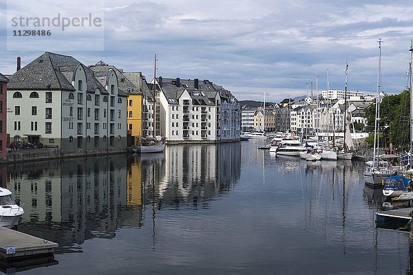 Innerer Hafen  Alesund  Provinz Møre og Romsdal  Norwegen  Europa