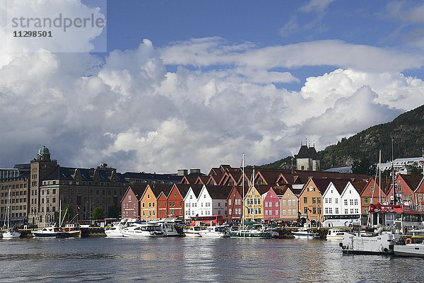 Kontore  Holzhäuser  historisches Hanseviertel Bryggen  Bergen  Hordaland  Norwegen  Europa