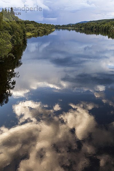 Wolken spiegeln sich im Fluss Klarälven bei Stöllet  Värmland  Schweden  Europa