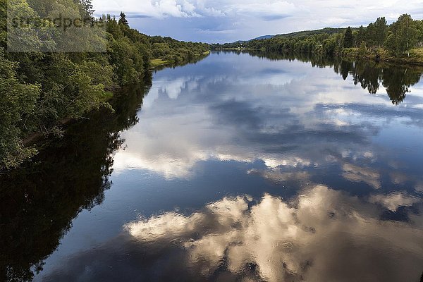 Wolken spiegeln sich im Fluss Klarälven bei Stöllet  Värmland  Schweden  Europa