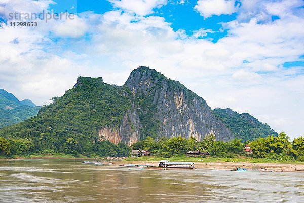 Landschaft mit Bergen  bewachsene Kalkfelsen  Karstberge am Mekong  Pak Ou  Lounag Prabang  Provinz Louangphabang  Laos  Asien