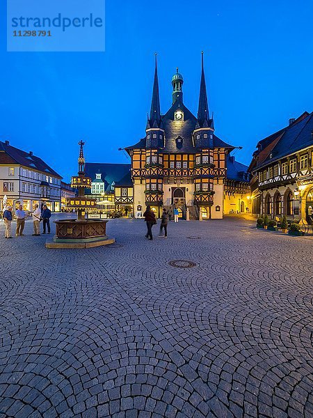 Marktplatz und Rathaus bei Dämmerung  Altstadt  Fachwerkhäuser  Wernigerode  Harz  Sachsen-Anhalt  Deutschland  Europa