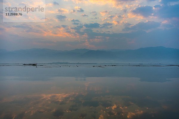 Sonnenaufgang  Morgendämmerung  Inle See  Inle Lake  Shan Staat  Myanmar  Asien