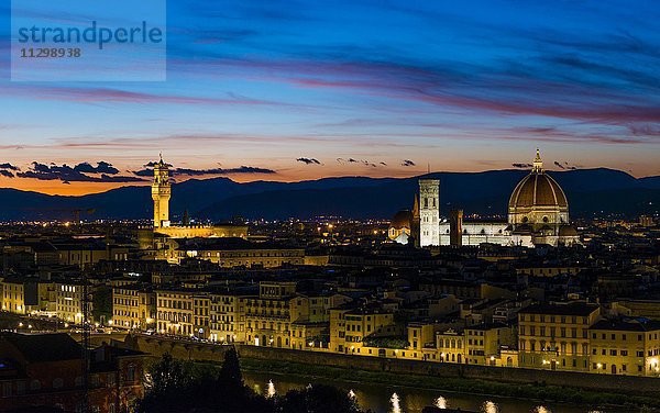 Panoramablick vom Piazzale Michelangelo  beleuchtete Stadtansicht bei Abenddämmerung mit Dom  Duomo Santa Maria del Fiore  Palazzo Veccio  Florenz  Toskana  Italien  Europa