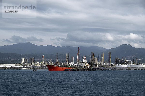 Industrie am Hafen  Milazzo  Sizilien  Italien  Europa