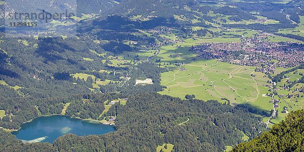 Ausblick vom Himmelschrofen  1790m  ins Illertal  Freibergsee und Oberstdorf  Allgäuer Alpen  Allgäu  Bayern  Deutschland  Europa