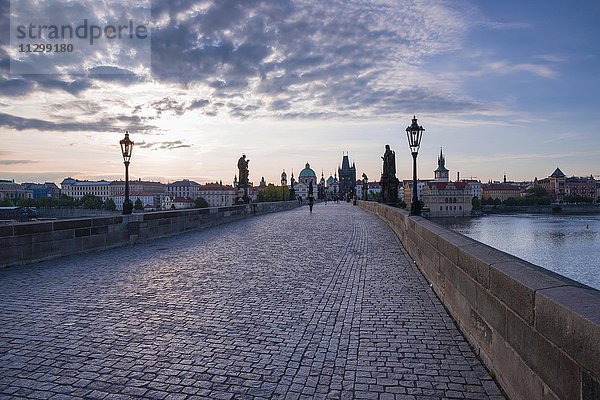 Karlsbrücke mit Altstädter Brückenturm  Morgenstimmung  Prag  Tschechien  Europa