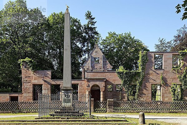 Obelisk mit Ruine des Herrenhaus der Hammer Familie  Historisches Fabrikgut Hammer  Laufamholz  Nürnberg  Mittelfranken  Franken  Bayern  Deutschland  Europa