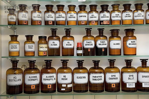 Verschiedene Zutaten in Gläsern für die Herstellung von Arzneimitteln in einer Apotheke