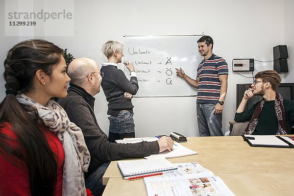 Gruppe Schüler mit Lehrerin  Deutschkurs in einer Sprachschule  Düsseldorf  Nordrhein-Westfalen  Deutschland  Europa