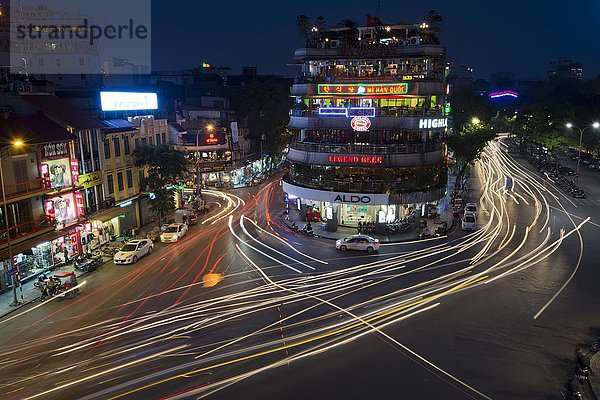 Abendliche Rush Hour  Autos und Mopeds in der Altstadt  am Hoan Kiem See  Hàng Tr?ng  Hoàn Ki?m  Hanoi  Vietnam  Asien