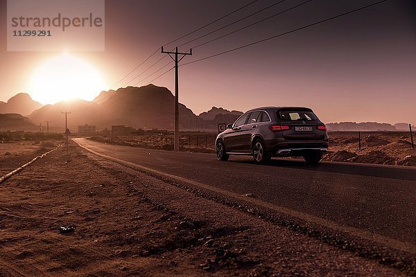 Mercedes Benz GLC250 SUV auf der Straße  Sonenuntergang  bei Petra  Jordanien  Asien