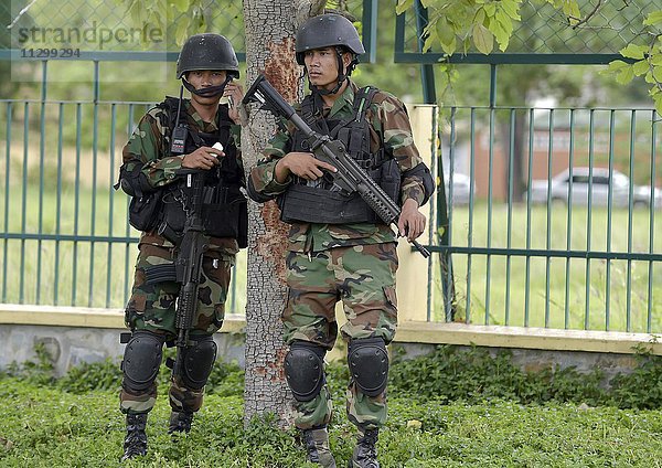 Zwei Soldaten der kambodschanischen Armee mit Maschinenpistolen  Phnom Penh  Kambodscha  Asien