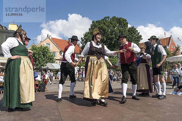 Volkstanzgruppe in traditioneller Tracht beim Tanz  Lindau am Bodensee  Bayern  Deutschland  Europa