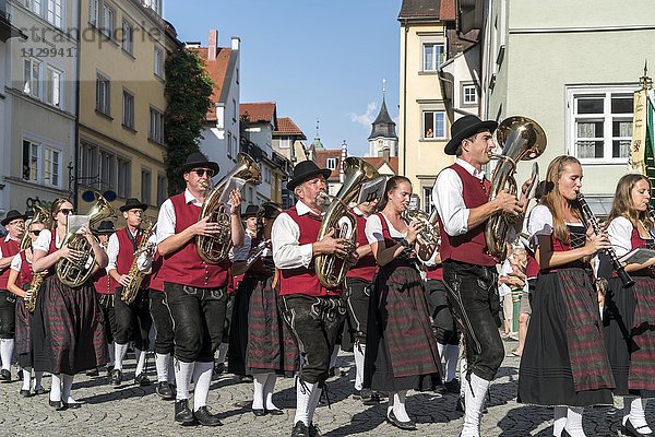 Umzug mit Musikkapelle in traditioneller Tracht  Lindau am Bodensee  Bayern  Deutschland  Europa