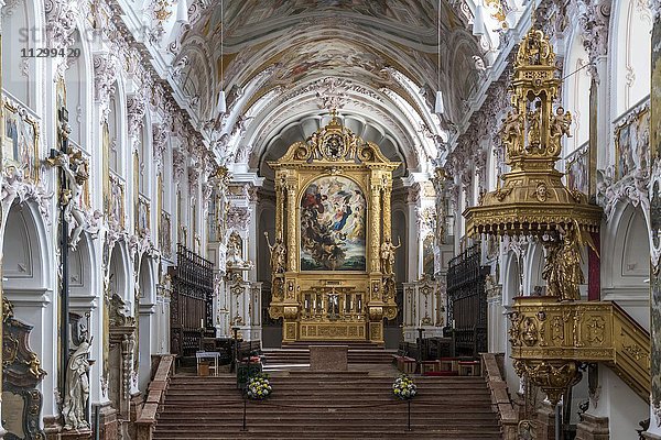 Innenraum und Altar des Dom St. Maria und St. Korbinian oder Mariendom  Freising  Bayern  Oberbayern  Deutschland  Europa