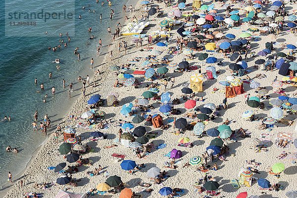 Viele Menschen mit bunten Sonnenschirmen am Strand Lido Isola Bella  Tropea  Kalabrien  Italien  Europa