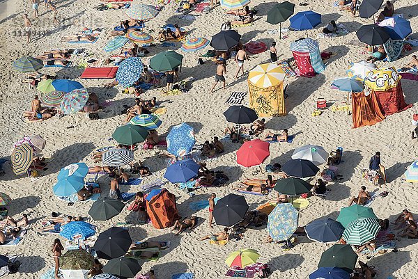 Viele Menschen mit bunten Sonnenschirmen am Strand Lido Isola Bella  Tropea  Kalabrien  Italien  Europa