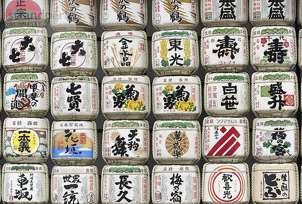 Sake-Fässer am Meiji-Jingu-Schrein  Tokio  Japan  Asien