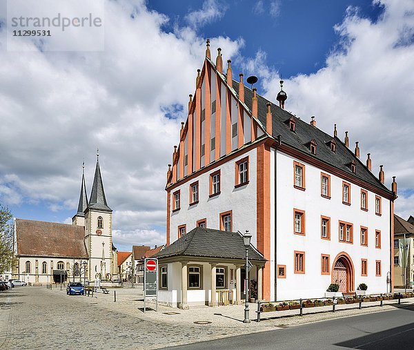 Altes Rathaus am Marktplatz und katholische Stadtpfarrkirche St. Kilian  Haßfurt  Unterfranken  Bayern  Deutschland  Europa