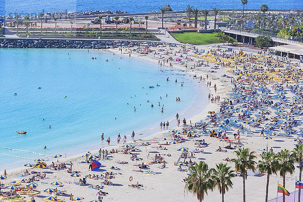 Viele Menschen am Badestrand  Playa de los Amadores  Puerto Rico  Gran Canaria  Kanarische Inseln  Spanien  Nordamerika