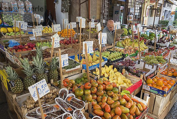Obst an einem Marktstand  Ballaro-Markt  Palermo  Sizilien  Italien  Europa