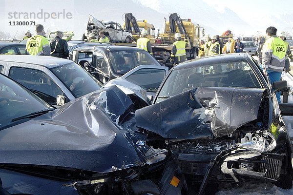 Demolierte Autos  Verkehrsunfall auf der Autobahn  Massenkarambolage bei Glatteis  bei Ohlstadt  Oberbayern  Bayern  Deutschland  Europa