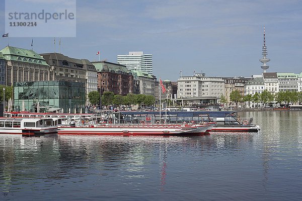 Jungfernstieg mit Binnenalster und Schiffsanleger  Neustadt  Hamburg  Deutschland  Europa