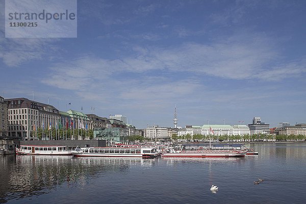 Jungfernstieg mit Binnenalster und Schiffsanleger  Neustadt  Hamburg  Deutschland  Europa